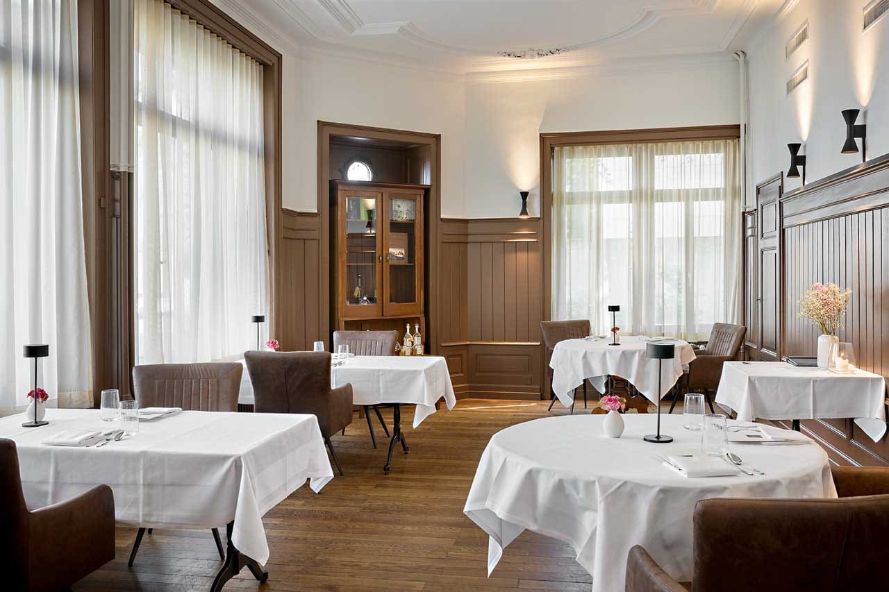 Saal mit Vitrine im Restaurant Maihöfli Luzern